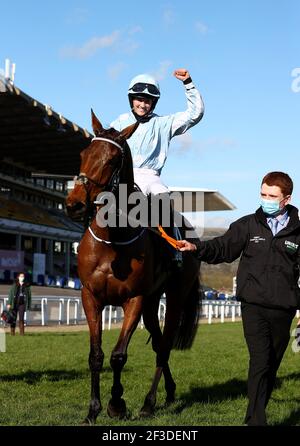 Rachael Blackmore an Bord von Honeysuckle feiert den Sieg in der Unibet Champion Hurdle Challenge Trophy (Klasse 1) am ersten Tag des Cheltenham Festivals auf der Cheltenham Rennbahn. Bilddatum: Dienstag, 16. März 2021. Stockfoto