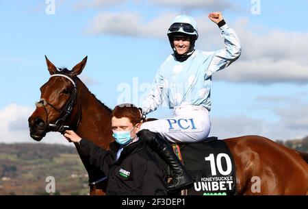 Rachael Blackmore an Bord von Honeysuckle feiert den Sieg in der Unibet Champion Hurdle Challenge Trophy (Klasse 1) am ersten Tag des Cheltenham Festivals auf der Cheltenham Rennbahn. Bilddatum: Dienstag, 16. März 2021. Stockfoto