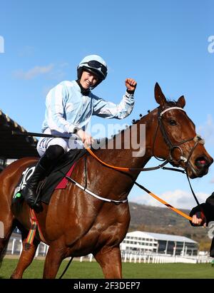 Rachael Blackmore an Bord von Honeysuckle feiert den Sieg in der Unibet Champion Hurdle Challenge Trophy (Klasse 1) am ersten Tag des Cheltenham Festivals auf der Cheltenham Rennbahn. Bilddatum: Dienstag, 16. März 2021. Stockfoto