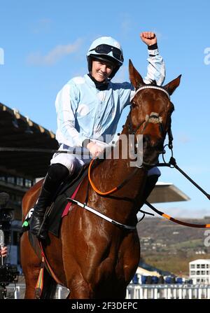 Rachael Blackmore an Bord von Honeysuckle feiert den Sieg in der Unibet Champion Hurdle Challenge Trophy (Klasse 1) am ersten Tag des Cheltenham Festivals auf der Cheltenham Rennbahn. Bilddatum: Dienstag, 16. März 2021. Stockfoto