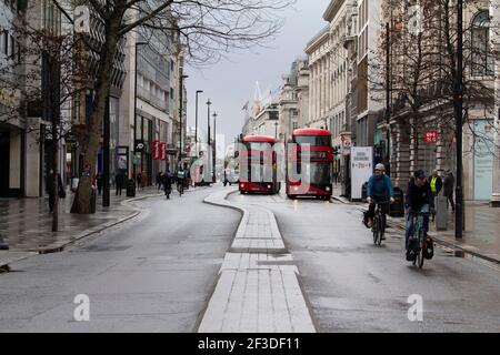 Eine ungewöhnlich ruhige leere Oxford Street während des Covid-19 Coronavirus in London Sperre Stockfoto