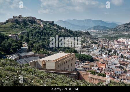 Römisches Theater und Schloss auf dem Berg im Hintergrund der Stadt Sagunto in der Provinz Valencia, Spanien, Europa Stockfoto