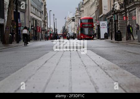 Eine ungewöhnlich ruhige leere Oxford Street während des Covid-19 Coronavirus in London Sperre Stockfoto