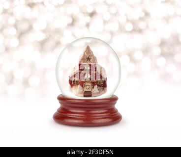 Weihnachten Schneekugel. Foto der Kirche in einer Glasschale. Design-Element für Weihnachten und Neujahr. Spielzeug Glas Schneekugel. Stockfoto