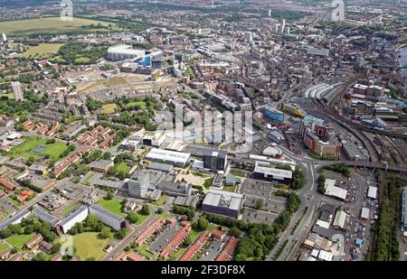 Luftaufnahme von Newcastle upon Tyne mit Blick nach Osten von Newcastle College mit Blick auf die Scotswood Road mit dem Fluss Tyne Auf der rechten Seite Stockfoto