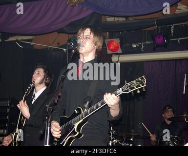 MÄRZ 1: EXKLUSIVE BERICHTERSTATTUNG: Daniel Kessler, Paul Banks und Sam Fogarino von Interpol treten am 1. März 2003 im 40 Watt Club in Athen, Georgia, auf. QUELLE: Chris McKay / MediaPunch Stockfoto