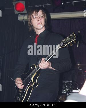 MÄRZ 1: EXKLUSIVE BERICHTERSTATTUNG: Paul Banks of Interpol tritt am 1. März 2003 im 40 Watt Club in Athen, Georgia, auf. QUELLE: Chris McKay / MediaPunch Stockfoto