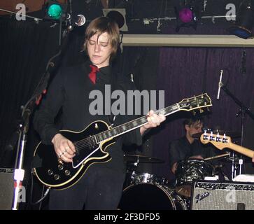 MÄRZ 1: EXKLUSIVE BERICHTERSTATTUNG: Paul Banks und Sam Fogarino von Interpol treten am 1. März 2003 im 40 Watt Club in Athen, Georgia, auf. QUELLE: Chris McKay / MediaPunch Stockfoto