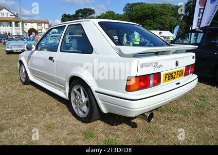 Ein Ford Escort Mk3 RS Turbo aus dem Jahr 1988 stand auf der Oldtimer-Ausstellung der englischen Riviera in Paignton, Devon, England, Großbritannien. Stockfoto