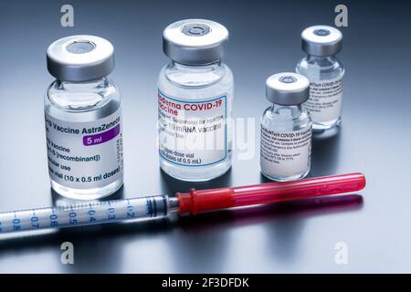 Montreal, CA - 16. März 2021: Ampullen mit Impfstoffen von AstraZeneca, Pfizer BioNTech und Moderna Covid-19 Stockfoto