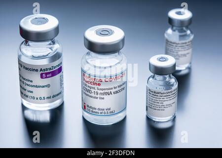 Montreal, CA - 16. März 2021: Ampullen mit Impfstoffen von AstraZeneca, Pfizer BioNTech und Moderna Covid-19 Stockfoto