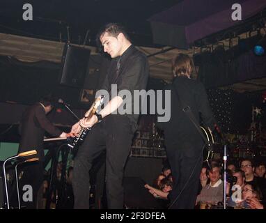 MÄRZ 1: EXKLUSIVE BERICHTERSTATTUNG: Eric Altesleben, Carlos Dengler und Paul Banks von Interpol treten am 1. März 2003 im 40 Watt Club in Athen, Georgia, auf. QUELLE: Chris McKay / MediaPunch Stockfoto