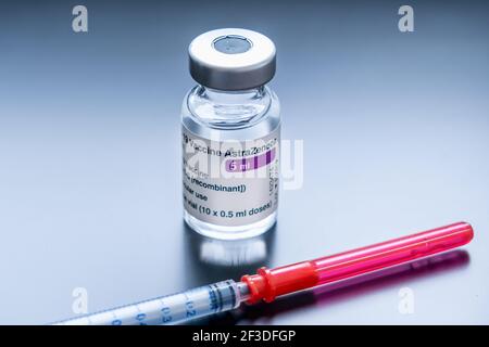 Montreal, CA - 16. März 2021: Fläschchen mit AstraZeneca Covid-19-Impfstoff Stockfoto