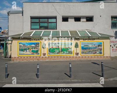 Belgrad, Serbien - 13. September 2020: Kalenic Farmers Market Building Exterior Mural. Stockfoto