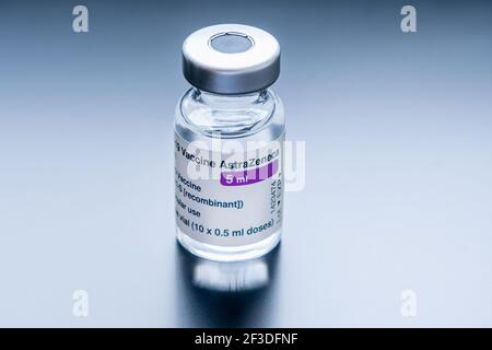 Montreal, CA - 16. März 2021: Fläschchen mit AstraZeneca Covid-19-Impfstoff Stockfoto