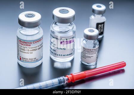 Montreal, CA - 16. März 2021: Ampullen mit Impfstoffen von AstraZeneca, Pfizer BioNTech und Moderna Covid-19 Stockfoto