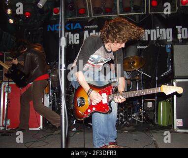 15. MÄRZ: Shannon Ferguson, Steve Schlitz und Mike James von Longwave treten während der Advance Warning Tour in der Echo Lounge in Atlanta, Georgia am 15. März 2003 auf. QUELLE: Chris McKay / MediaPunch Stockfoto