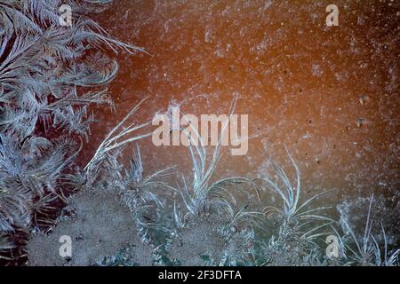 Jack Frost Radierungen auf dem Fenster, mit einem bunten Hintergrund. Stockfoto