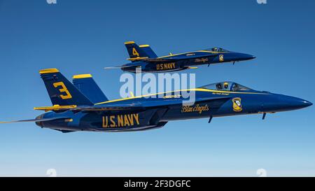 Die U.S. Navy Blue Angels fliegen F/A-18 Super Hornet Kampfflugzeuge, in Formation, wie sie sich vorbereiten, um über Texas während der Neupositionierung zu ihrem Heimatstützpunkt auf Naval Air Station Pensacola aufzutanken 14. März 2021 über Texas. Stockfoto