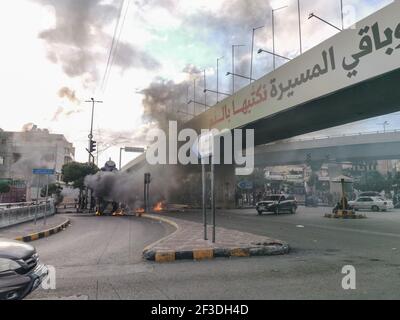 Libanesische Demonstranten brennen Reifen auf Beirut Airport Highway schneiden die Einspruch gegen die Wirtschaftskrise und das libanesische Pfund Wertverlust Stockfoto