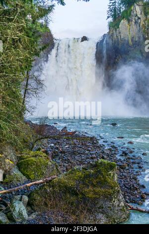 Wasser explodiert am Boden der Snoqualmie Falls im Staat Washington. Stockfoto