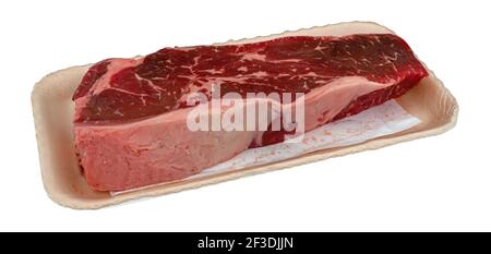 Rinderlende ohne Knochen schneiden Streifensteak auf einem Schaumstofftablett Seitenansicht. Stockfoto