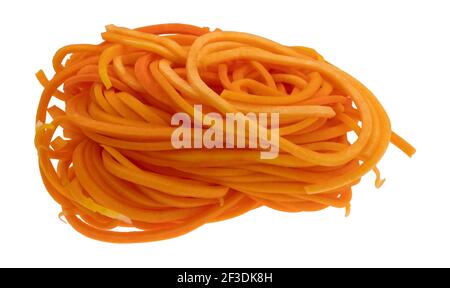 Seitenansicht einer Portion Butternut Squash Nudeln isoliert auf weißem Hintergrund. Stockfoto
