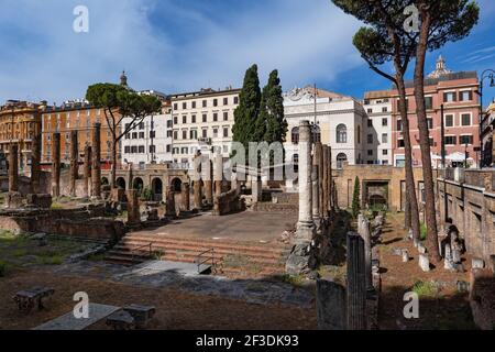 Largo di Torre Argentina Platz in der Stadt Rom, Italien, alte Tempelruinen (4th Jahrhundert v. Chr. bis 1st Jahrhundert n. Chr.) und Teatro Argentinien (1731) Oper hous Stockfoto