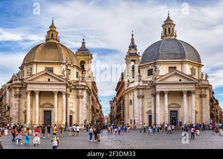 Stadt Rom in Italien, Kirche Santa Maria in Montesanto und Kirche Santa Maria dei Miracoli von der Piazza del Popolo. Stockfoto