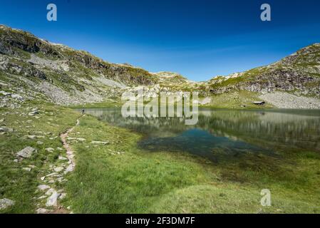 Erfrischende Aussicht auf die Chambery Mountains mit See im Sommer Stockfoto