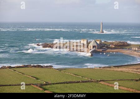 Goury Hafen und Leuchtturm während eines Wintersturms, General View, Cotentin, Normandie, Frankreich, Europa Stockfoto