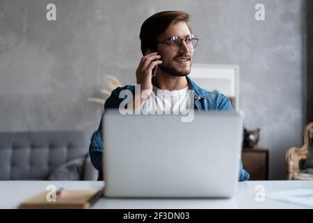 Marketing Sales Manager Beratung Kunde machen Angebot verkaufen Gespräch über Telefon in der Nähe des Laptops im Heimbüro Stockfoto