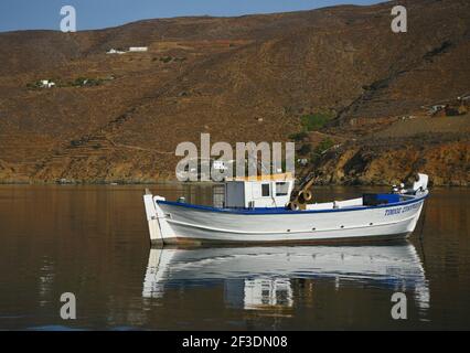 Landschaft mit einem malerischen griechischen hölzernen Fischerboot auf den Gewässern von Aigiali, einem Dorf der Insel Amorgos in Kykladen Griechenland. Stockfoto