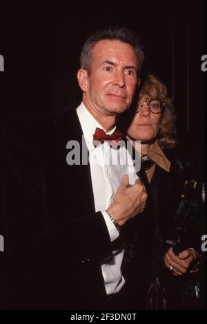 BEVERLY HILLS, CA - JANUAR 27: Schauspieler Anthony Perkins und Frau Berry Berenson nehmen am 27. Januar 1990 an den 7. Jährlichen American Cinema Awards im Beverly Hilton Hotel in Beverly Hills, Kalifornien Teil.Quelle: Ralph Dominguez/MediaPunch Stockfoto