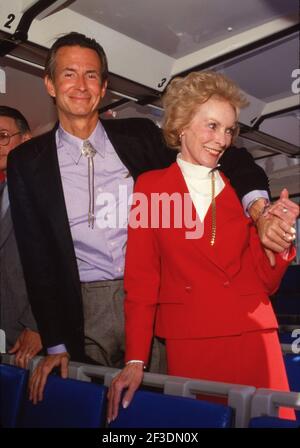 UNIVERSAL CITY, CA - MÄRZ 25: Schauspieler Anthony Perkins und Schauspielerin Janet Leigh nehmen am 25. März 1987 an der 50-millionsten Kundenfeier der 'Milliibrierung' Universal Studios Tour in Universal City, Kalifornien Teil.Quelle: Ralph Dominguez/MediaPunch Stockfoto