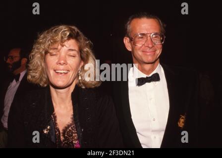 LOS ANGELES - MAI 31: Schauspieler Anthony Perkins und Ehefrau Berry Berenson besuchen 'The Phantom of the Opera' Opening Night Performance am 31. Mai 1989 im Ahmanson Theater, Los Angeles Music Center in Los Angeles, Kalifornien Credit: Ralph Dominguez/MediaPunch Stockfoto