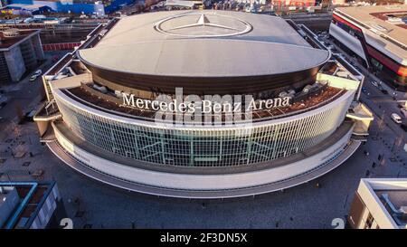 Mercedes Benz Arena in Berlin - Luftaufnahme - STADT BERLIN, DEUTSCHLAND - 11. MÄRZ 2021 Stockfoto