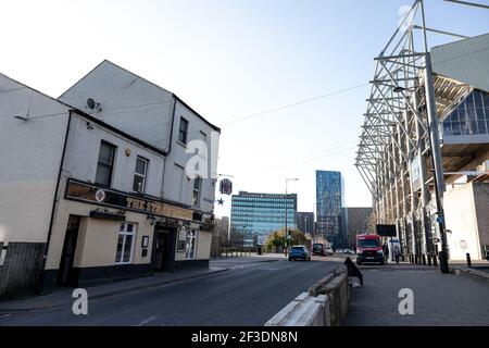 Newcastle upon Tyne England - 8th Jan 2020: The Strawberry Pub außen neben Newcastle United Fußballstadion Stockfoto