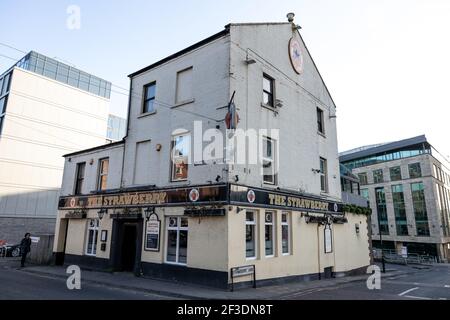 Newcastle upon Tyne England - 8th Jan 2020: The Strawberry Pub außen neben Newcastle United Fußballstadion Stockfoto