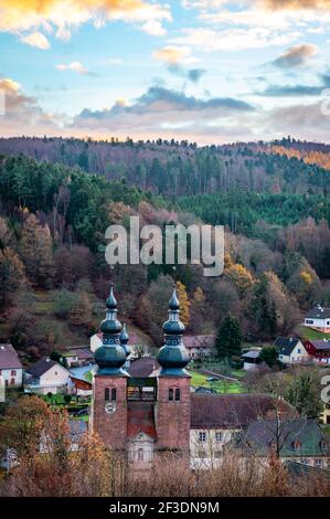 Porträtansicht der Zwiebelkuppel der Kirche Saint Quirin, Moselle, Frankreich Stockfoto