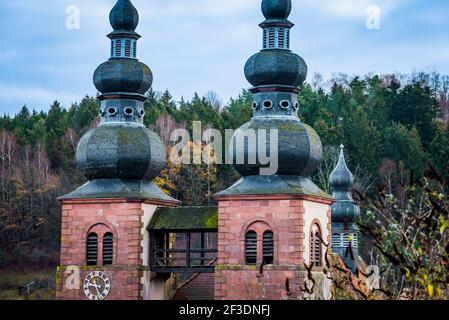 Vergrößerter Blick auf die Zwiebelkuppel der Kirche Saint Quirin, Moselle, Frankreich Stockfoto