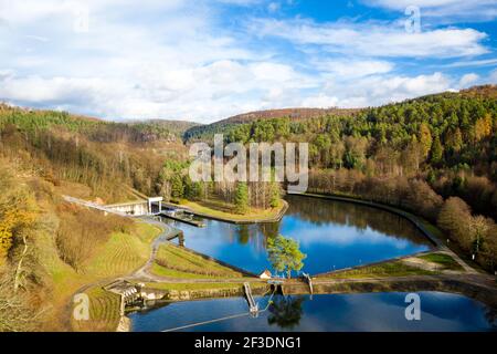 Drohnenaufnahme des Wasserkanals im Hafen von Garrebourg, Phalsbourg, moselle Stockfoto