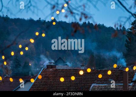Licht Bokeh im traditionellen französischen Dorf Blick auf dem Dach Stockfoto