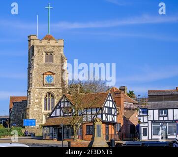 Pinner Village High Street mit mittelalterlicher Bergkirche St. Johannes der Täufer, Kriegsdenkmal & historischen Fachwerkgebäuden. NW London, England Stockfoto