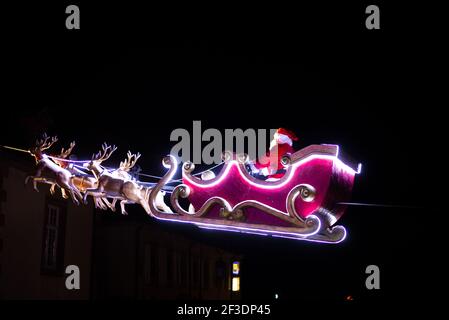 Real Santa claus Reiten Neon Glow Schlitten hoch im Himmel am heiligabend. Stockfoto