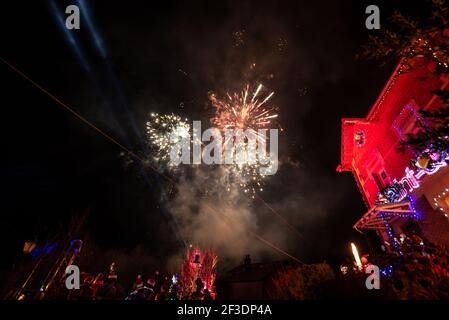 Niedriger Winkel Blick auf Feuerwerk am heiligabend in saint quirin, mosel Stockfoto