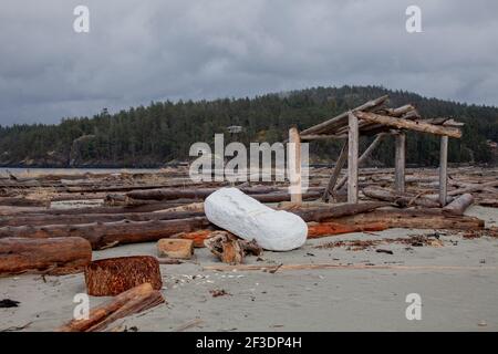 Ein großer Schaumpock hat sich an den Ufern der wunderschönen Thormany Island von British Columbia aufgewaschen, einem beliebten Strandziel mit unberührter Natur Stockfoto