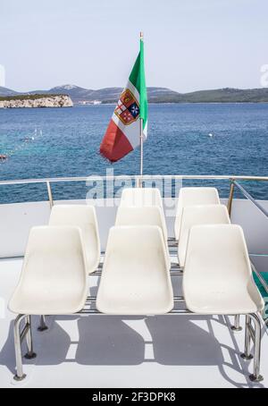 Eine Reihe von weißen Plastikstühlen auf der Terrasse von Ein Touristenboot Stockfoto