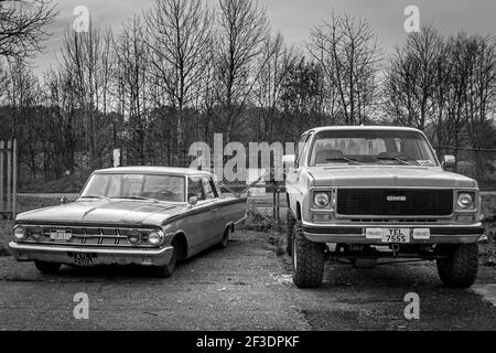 1963 Mercury Monterey und 1978 GMC Jimmy Sierra auf dem Lenwade Industrial Estate, Norfolk, Großbritannien. Stockfoto
