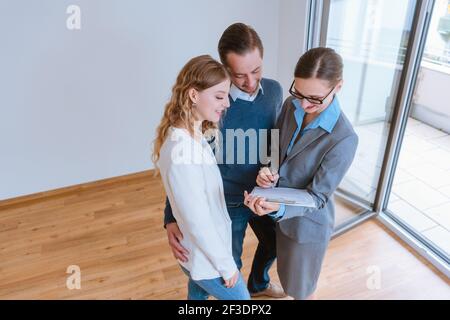 Vermieter oder Immobilienmakler zeigen Mietvertrag für neue Mieter Stockfoto